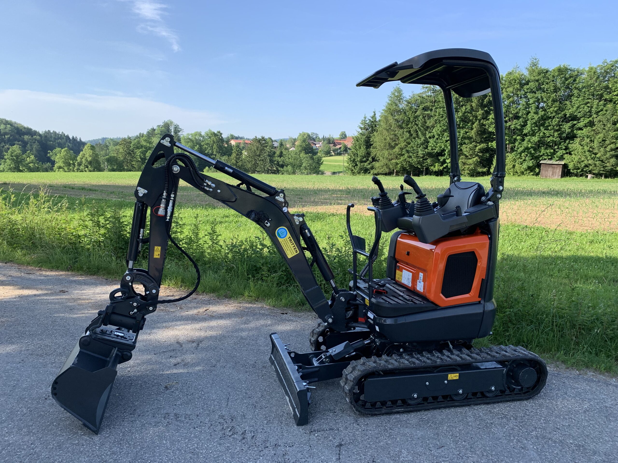 Eurocomach 12ZT Minibagger auf Anhänger zur Auslieferung – Tritten Baggervermietung im Zürcher Oberland