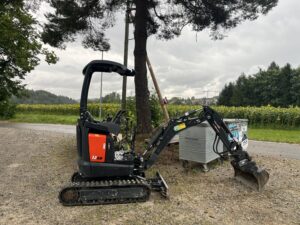 Minibagger Eurocomach 12.5ZT von Tritten Baggervermietung in Madetswil bei einem Einsatz im Zürcher Oberland